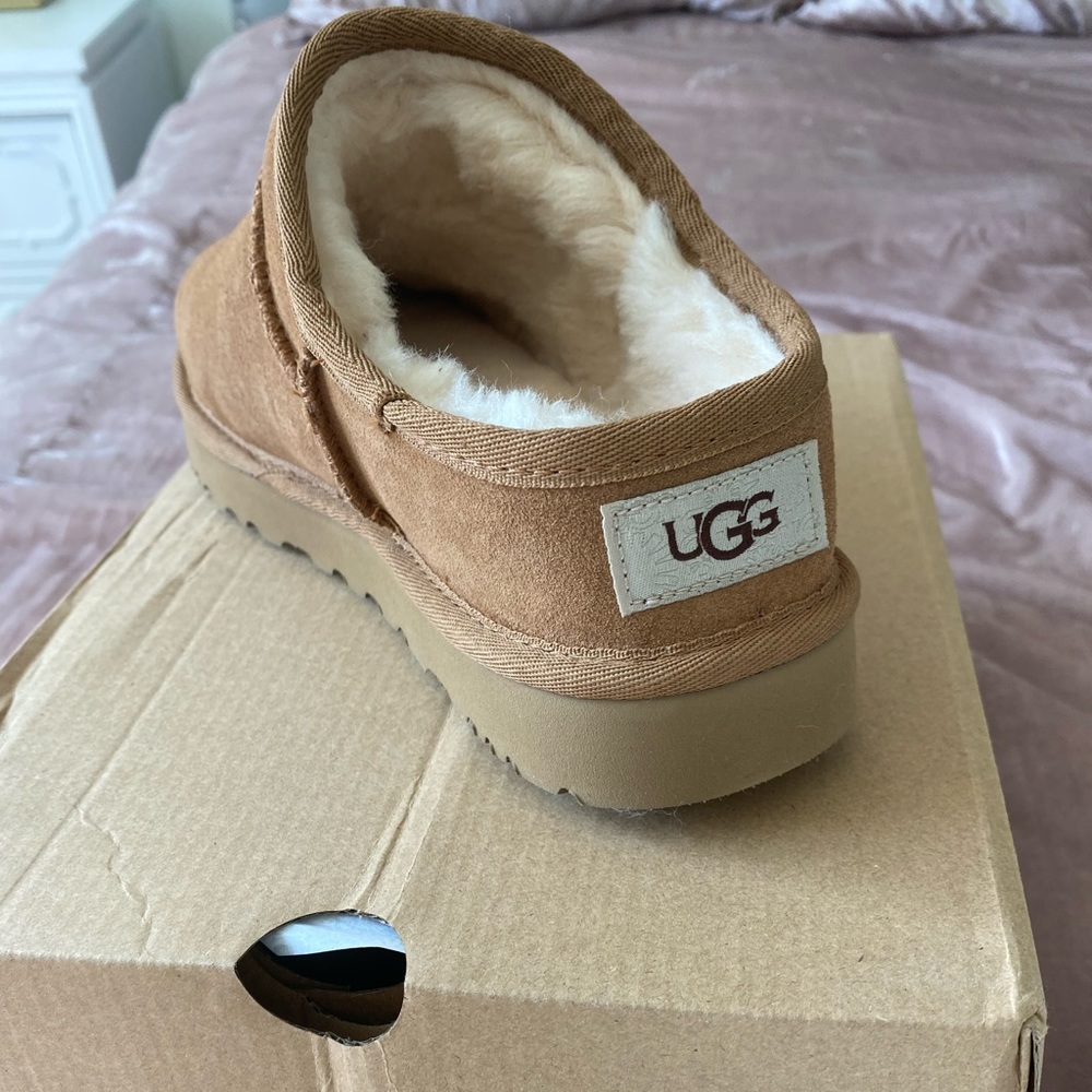 UGG Classic Slipper in Chesnut